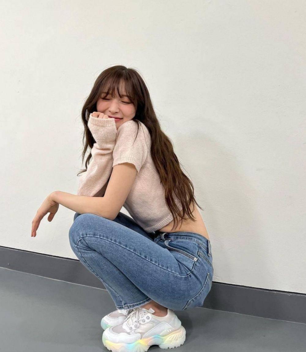 atasan rajut ala Arin Oh My Girl (instagram.com/ye._.vely618)