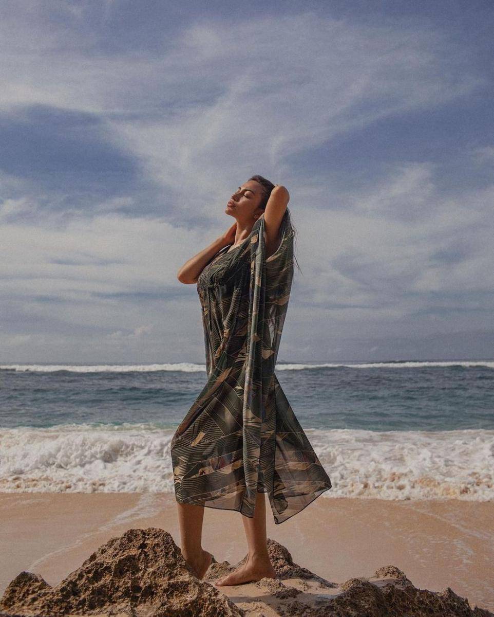 Photoshoot Ariel Tatum di Karma Beach Bali. (instagram.com/arieltatum)