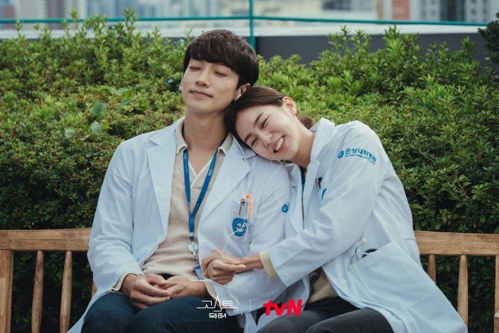 Rain dan Uee dalam drama Ghost Doctor (dok. tvN/Ghost Doctor)