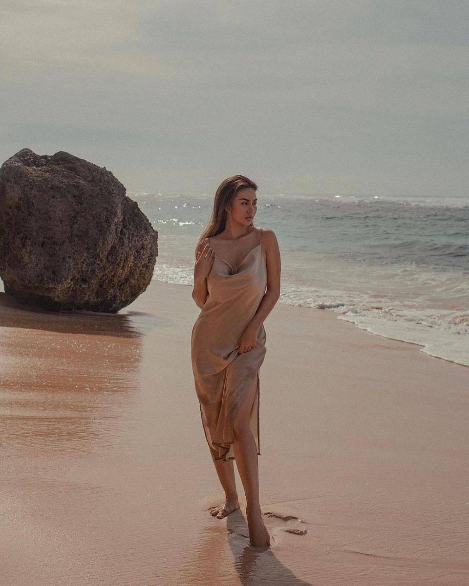 Photoshoot Ariel Tatum di Karma Beach Bali. (instagram.com/arieltatum)