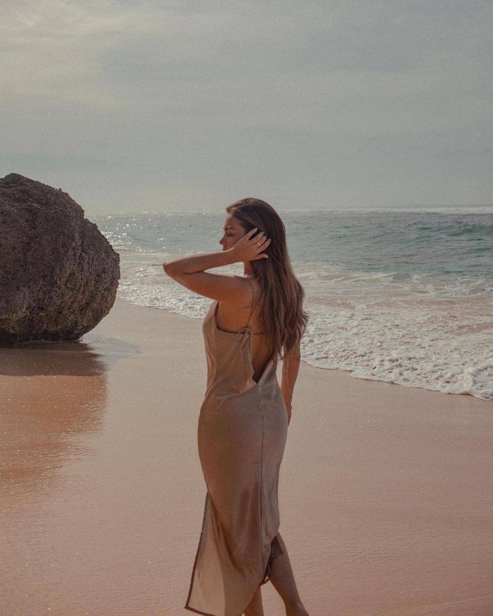 Photoshoot Ariel Tatum di Karma Beach Bali. (instagram.com/arieltatum)
