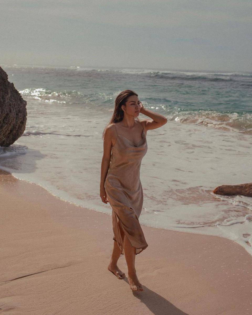 Photoshoot Ariel Tatum di Karma Beach Bali. (instagram.com/arieltatum)
