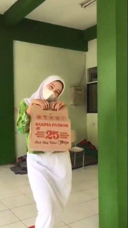 ide kocak pengganti tas (instagram.com/belaayuningtias)