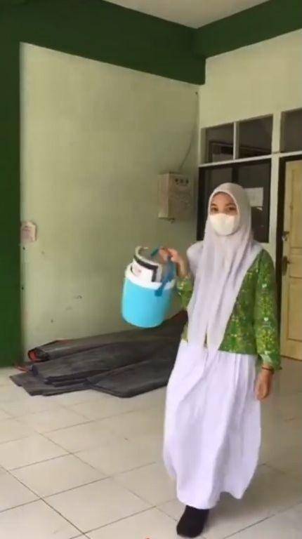 ide kocak pengganti tas (instagram.com/belaayuningtias)