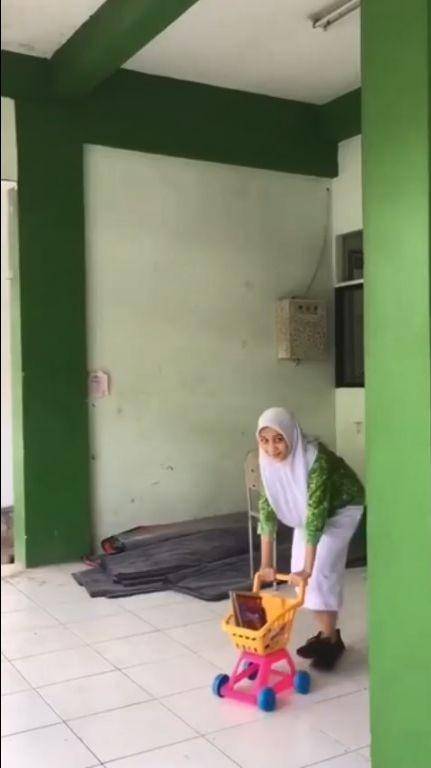 ide kocak pengganti tas (instagram.com/belaayuningtias)
