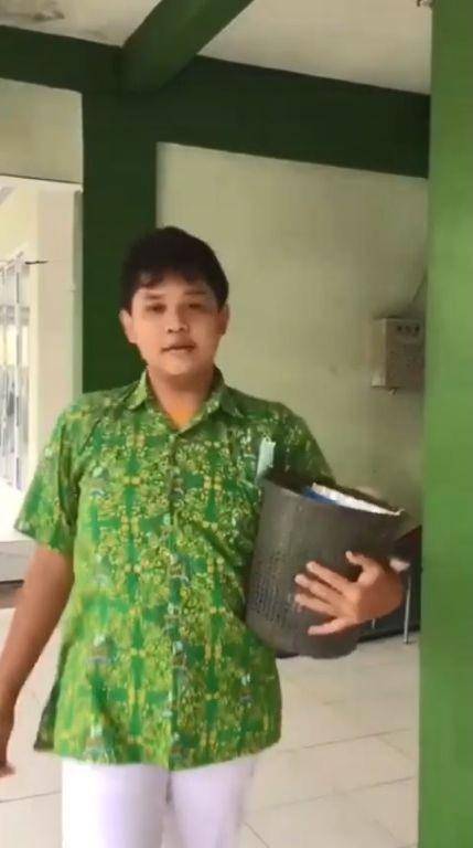 ide kocak pengganti tas (instagram.com/belaayuningtias)