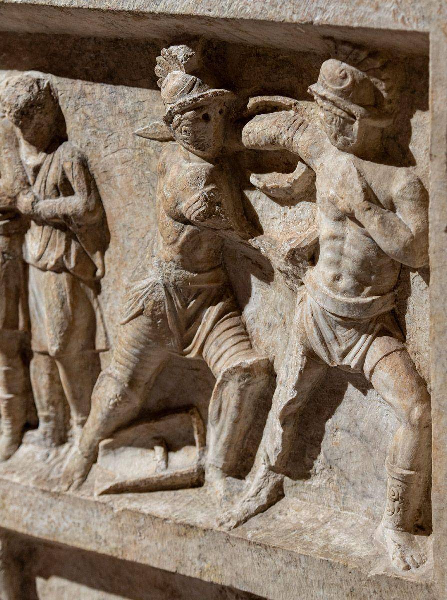 relief duel antara hoplomachus dan murmillo (dok. The State Hermitage Museum/Sergey Sosnovskiy)