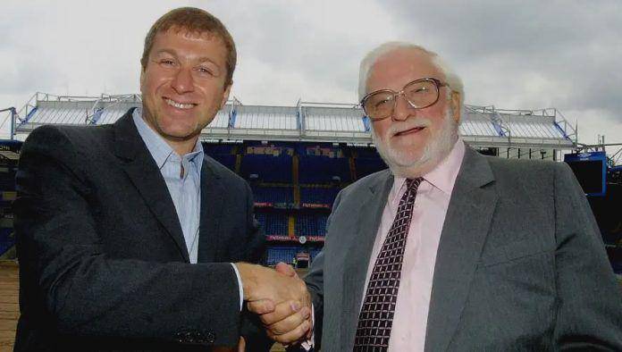 Roman Abramovich (kiri) berjabat tangan sebagai simbolis kepemilikan Chelsea (lifebogger.com)