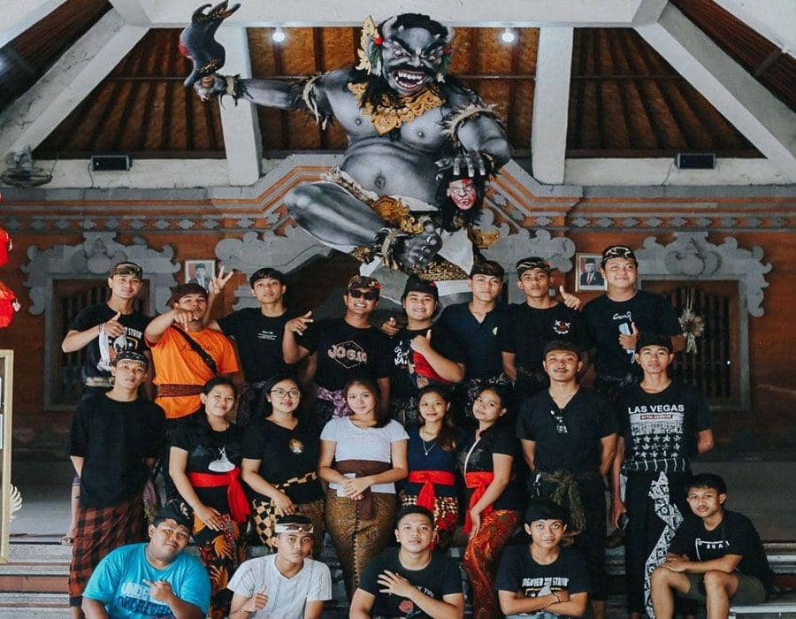 Para muda-mudi di bale banjar dan ogoh-ogoh yang mereka buat. (Instagram.com/stcadgunakarya)