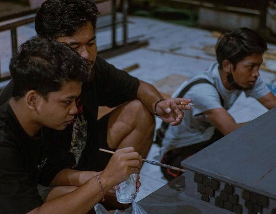 Aktivitas di bale banjar. (Instagram.com/st.tunasmuda)