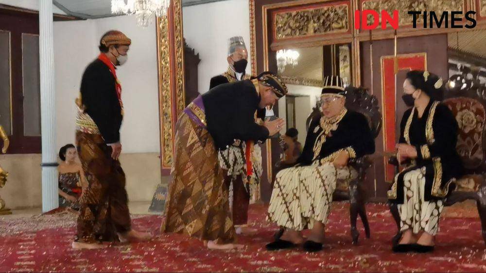 Ketua DPD RI, La Nyalla (tengah) menyalami Sinuhun Pakoe Buwono (PB) XIII (kedua kanan) bersama John N Palinggi (kiri) saat upacara adat Tingalandalem Jumenengan di Keraton Solo, Minggu (27/2/2022). (IDN Times/Larasati Rey)