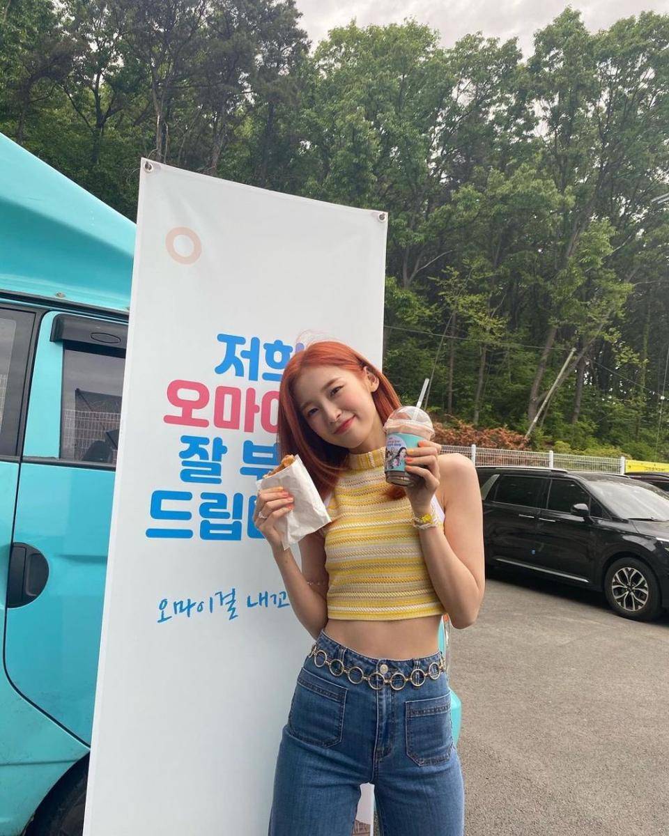 atasan rajut ala Arin Oh My Girl (instagram.com/ye._.vely618)