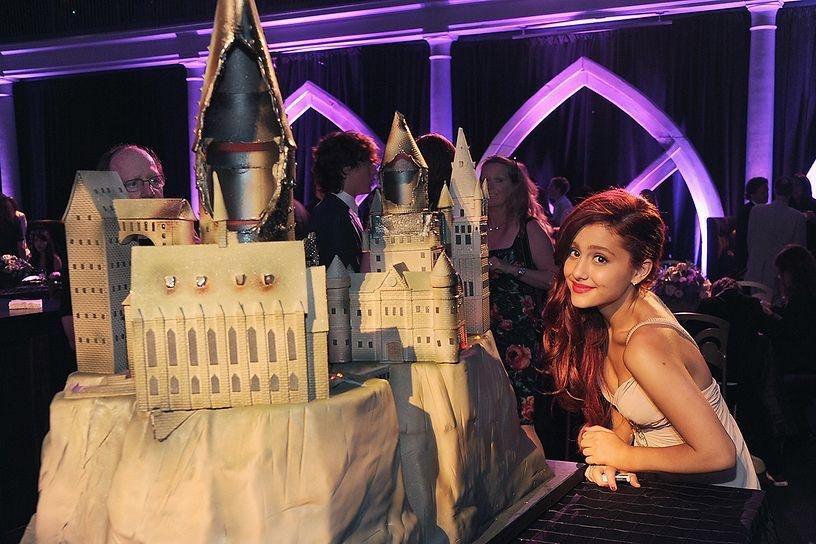 Ngaku Fans Berat, 12 Bukti Ariana Grande Memang Potterhead Sejati