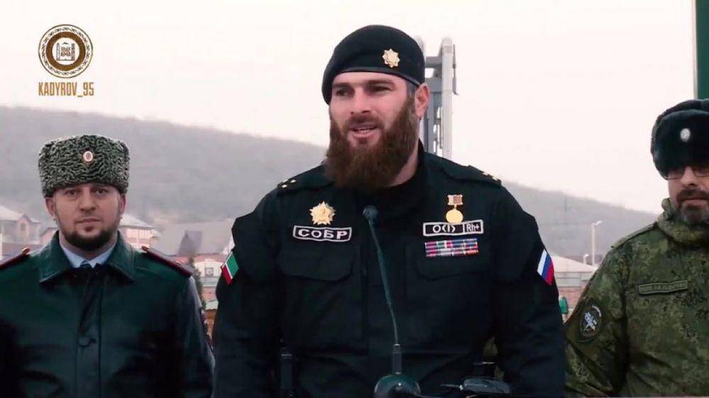 Jenderal Pasukan Khusus Chechnya Magomed Tushaev (tengah) (twitter.com/DavidYankovich)