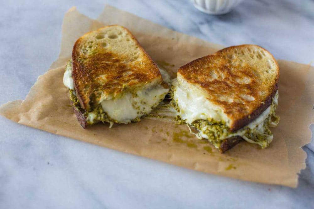 Resep Cheesy Pesto Toast, Roti Panggang Simpel yang Mudah Dibuat!