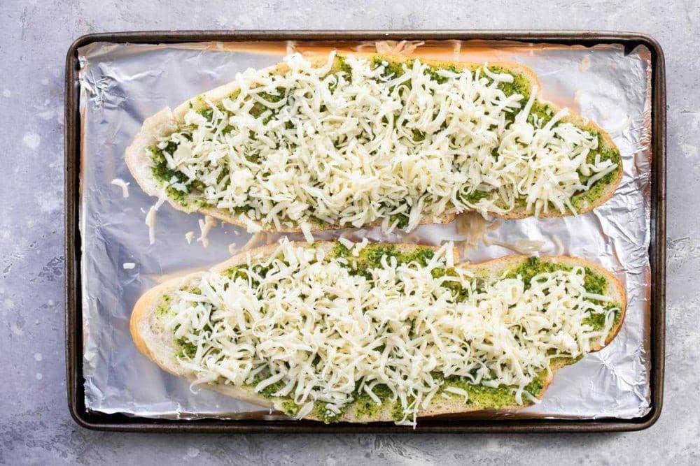ilustrasi membaluri dengan pesto dan keju (culinaryhill.com)