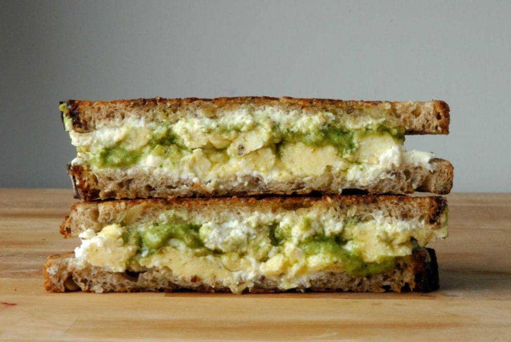 ilustrasi cheesy pesto toast (grilledcheesesocial.com)