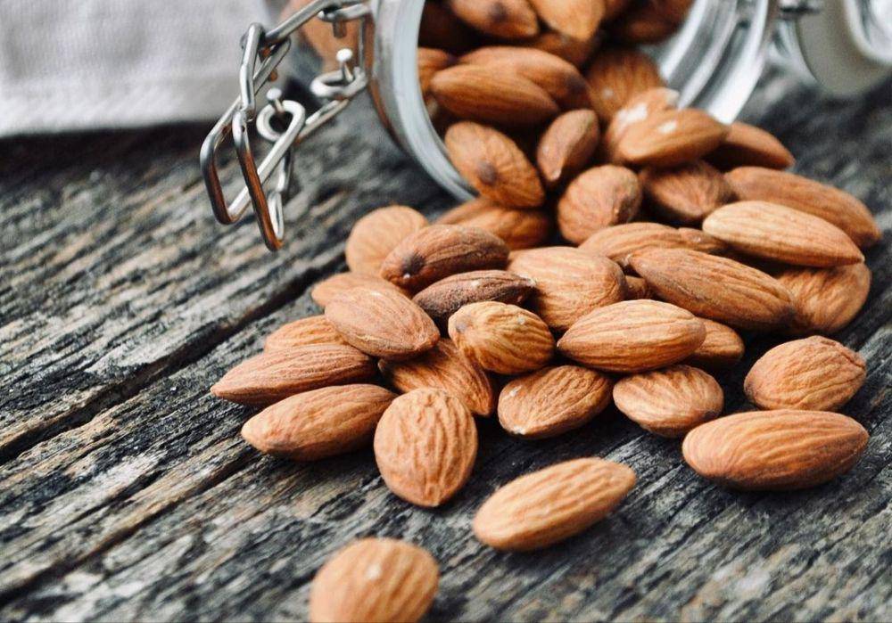 potret kacang almond (instagram.com/yourwellnessis)