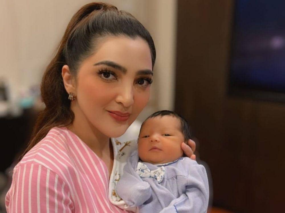 9 Potret Ashanty Timang Baby Ameena Hanna Nur Atta, Nenek Bahagia!
