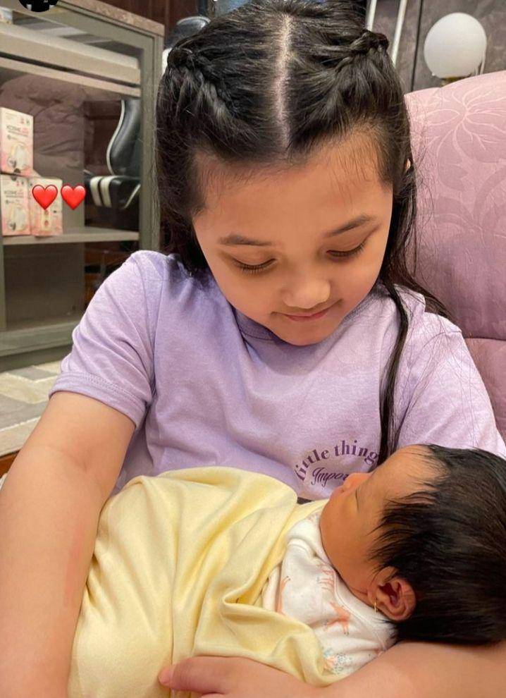 potret Arsy dan baby Ameena (instagram.com/azriel_hermansyah)
