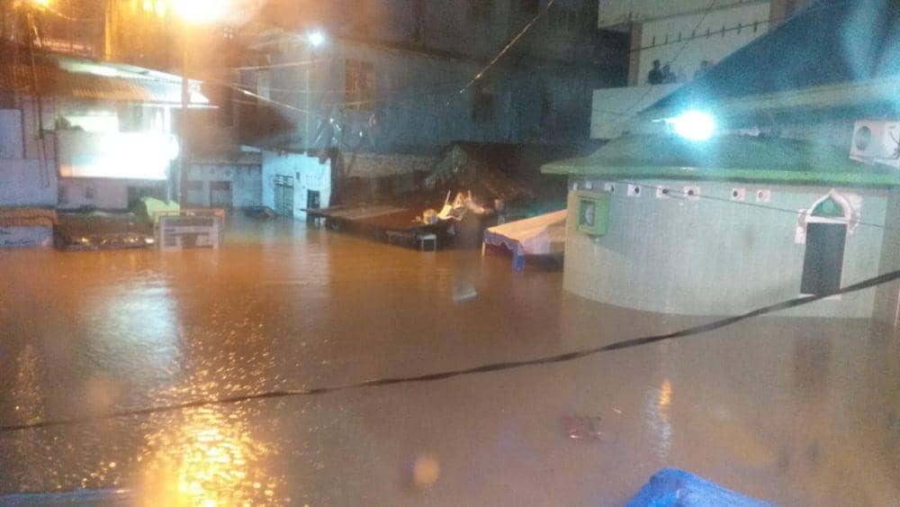 Kampung Aur Banjir Hingga 2,5 Meter, Warga Bertahan di Loteng Rumah