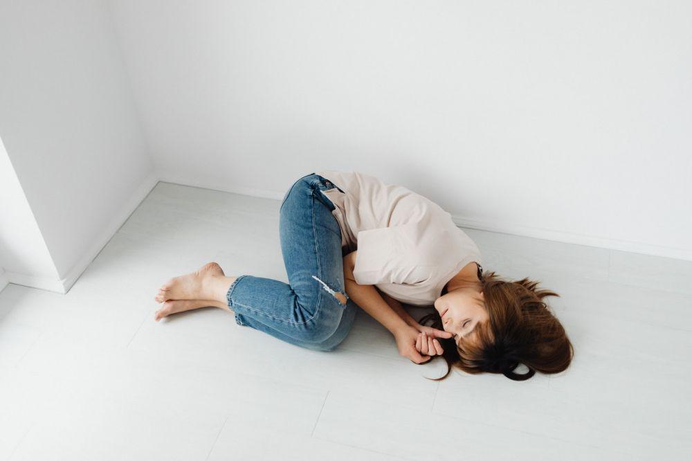 Benarkah Tidur di Lantai Menyebabkan Paru-paru Basah?