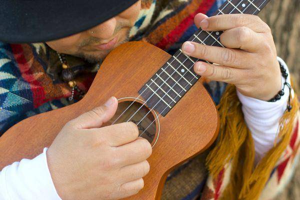 Ilustrasi pria bermain ukulele (unsplash/Mitchell Luo)
