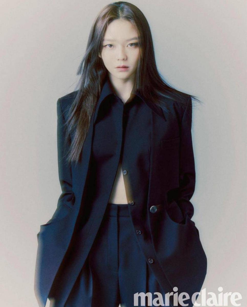 Esom (instagram.com/esom_)