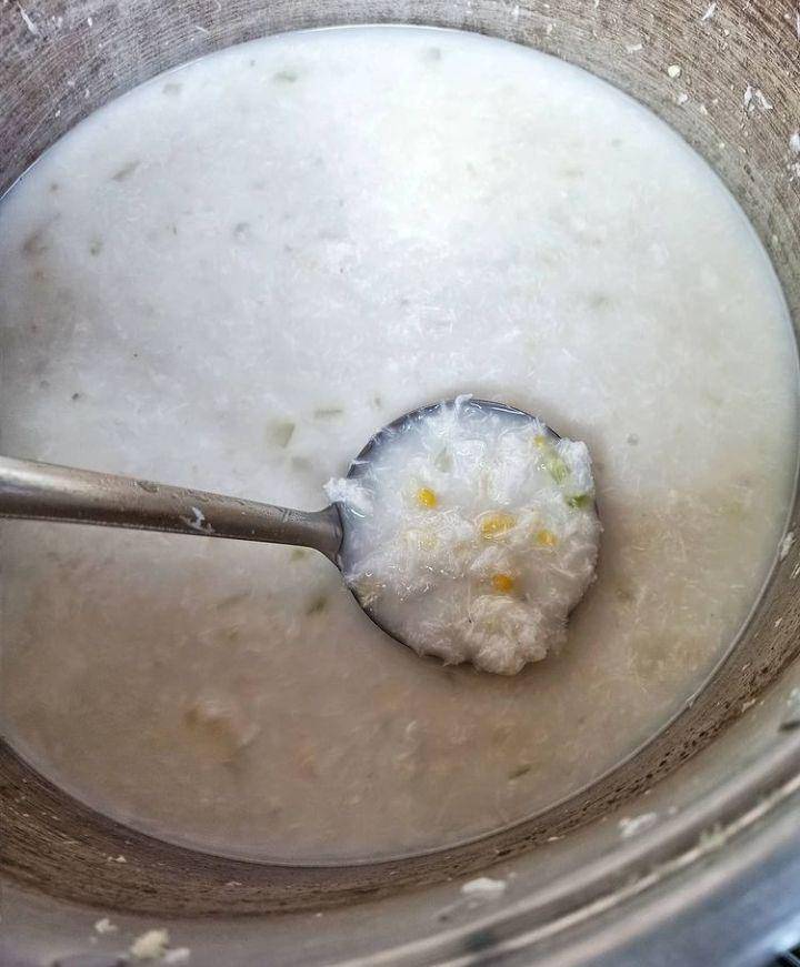 kuah kelapa parut sebagai bahan isian nasi cawuk (instagram.com/myhealthyfebee)