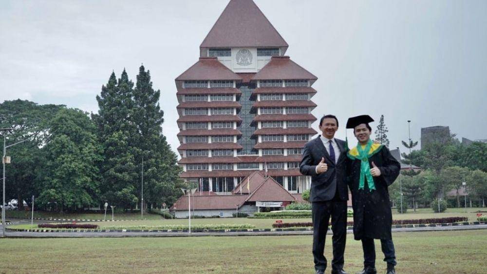 Putra sulung Ahok, Nicholas Sean Purnama (kanan) mengikuti wisuda kelulusan sebagai Sarjana Kedokteran (www.instagram.com/@basukibtp)