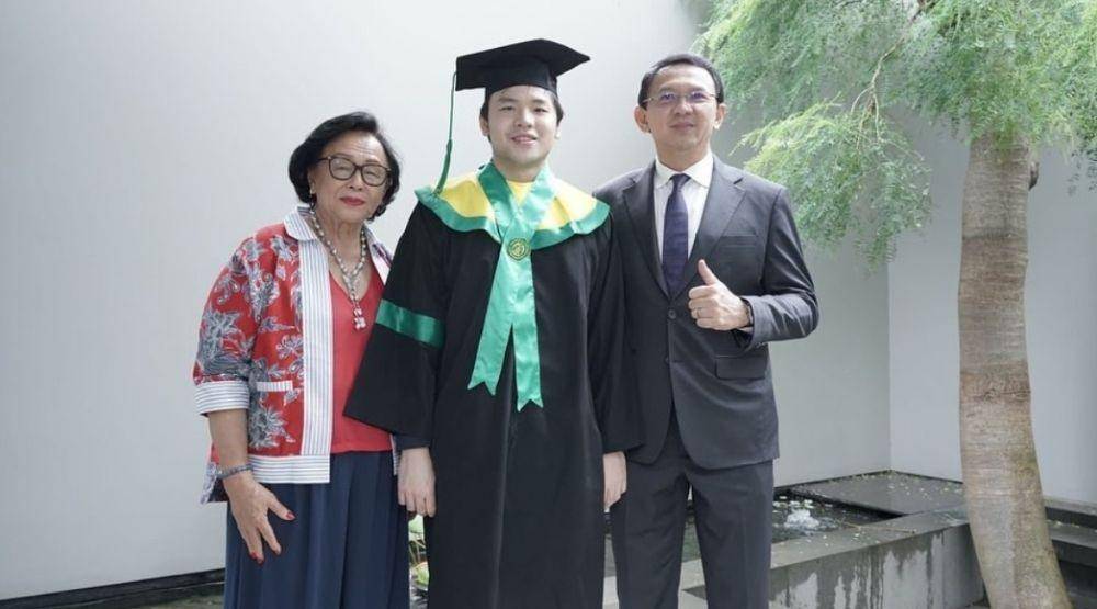 Tanpa didampingi sang ibu, putra sulung Ahok, Nicholas Sean Purnama (tengah) lulus dan diwisuda sebagai Sarjana Kedokteran (www.instagram.com/@basukibtp)