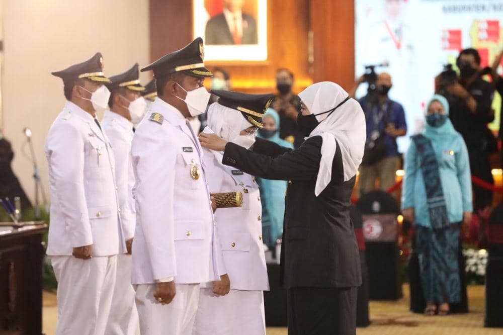Gubernur Khofifah Indar Parawansa memberikan rapor biru kepada 17 Bupati dan Wali Kota yang telah memimpin setahun ini. dok. Humas Pemprov Jatim.