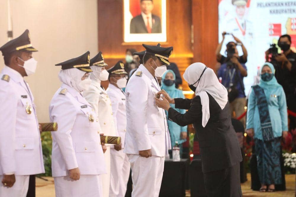 Gubernur Khofifah Indar Parawansa memberikan rapor biru kepada 17 Bupati dan Wali Kota yang telah memimpin setahun ini. dok. Humas Pemprov Jatim.