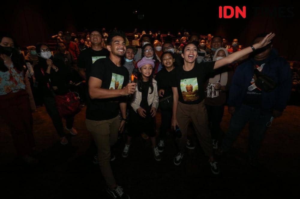 Tyas Mirasih dan Tengku Tazi saat nobar film Marley di Tunjungan Plaza Surabaya. (IDN Times/Khusnul Hasana)