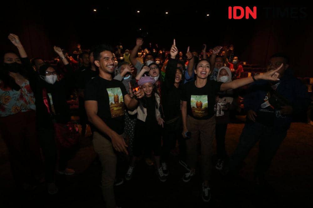 Tyas Mirasih dan Tengku Tazi saat nobar film Marley di Tunjungan Plaza Surabaya. (IDN Times/Khusnul Hasana)