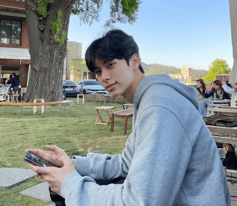 Lee Chae Min (instagram.com/l.c.m____)