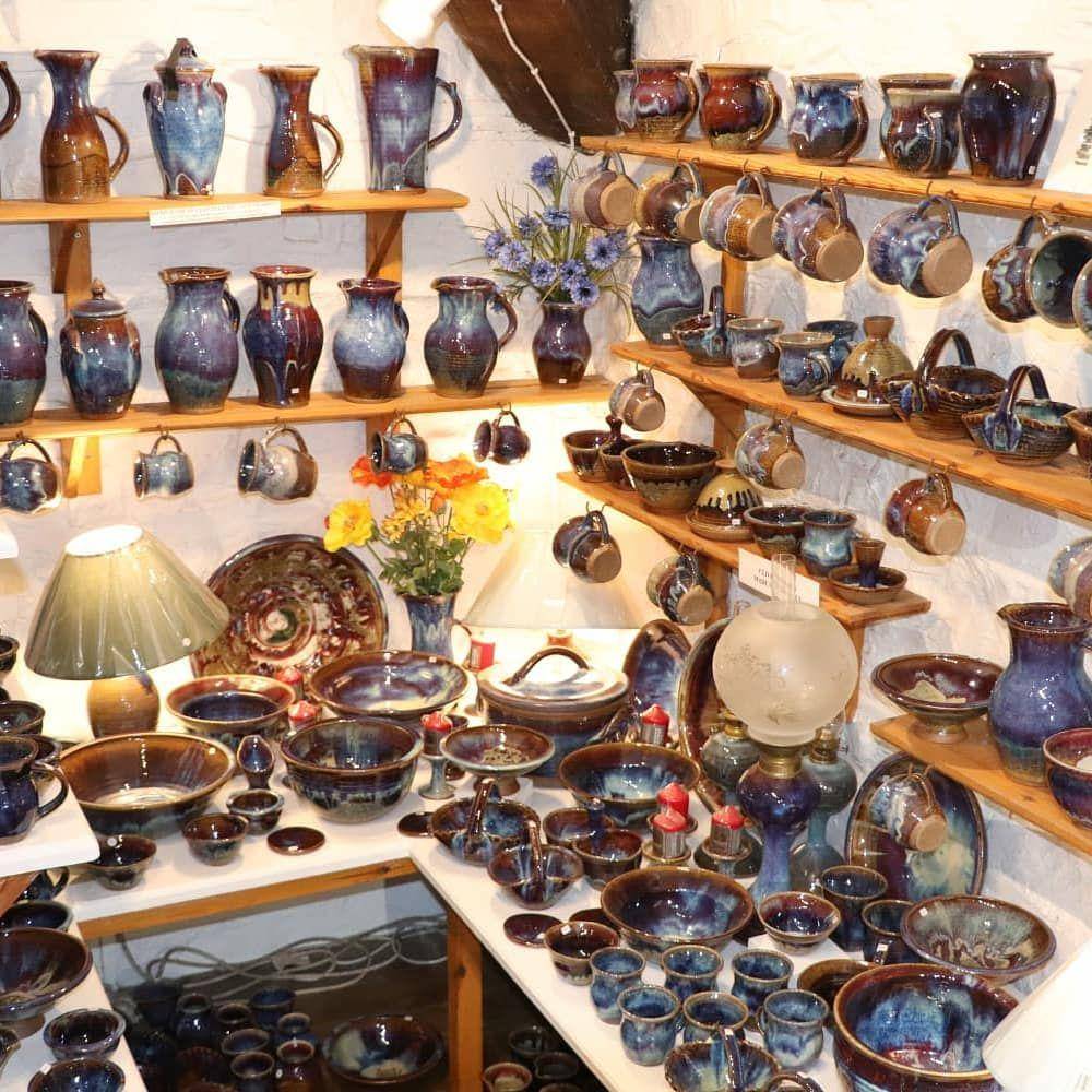 Kerajinan tembikar di Clovelly (instagram.com/caroline.devon.pottery)