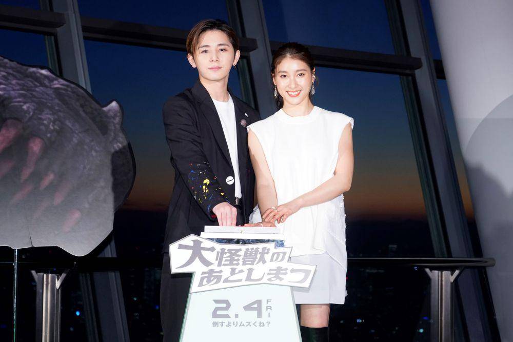 Ryosuke Yamada dan Tao Tsuchiya saat promosi film Daikaijyu no Atoshimatsu. (twitter.com/daikaijyu_movie)