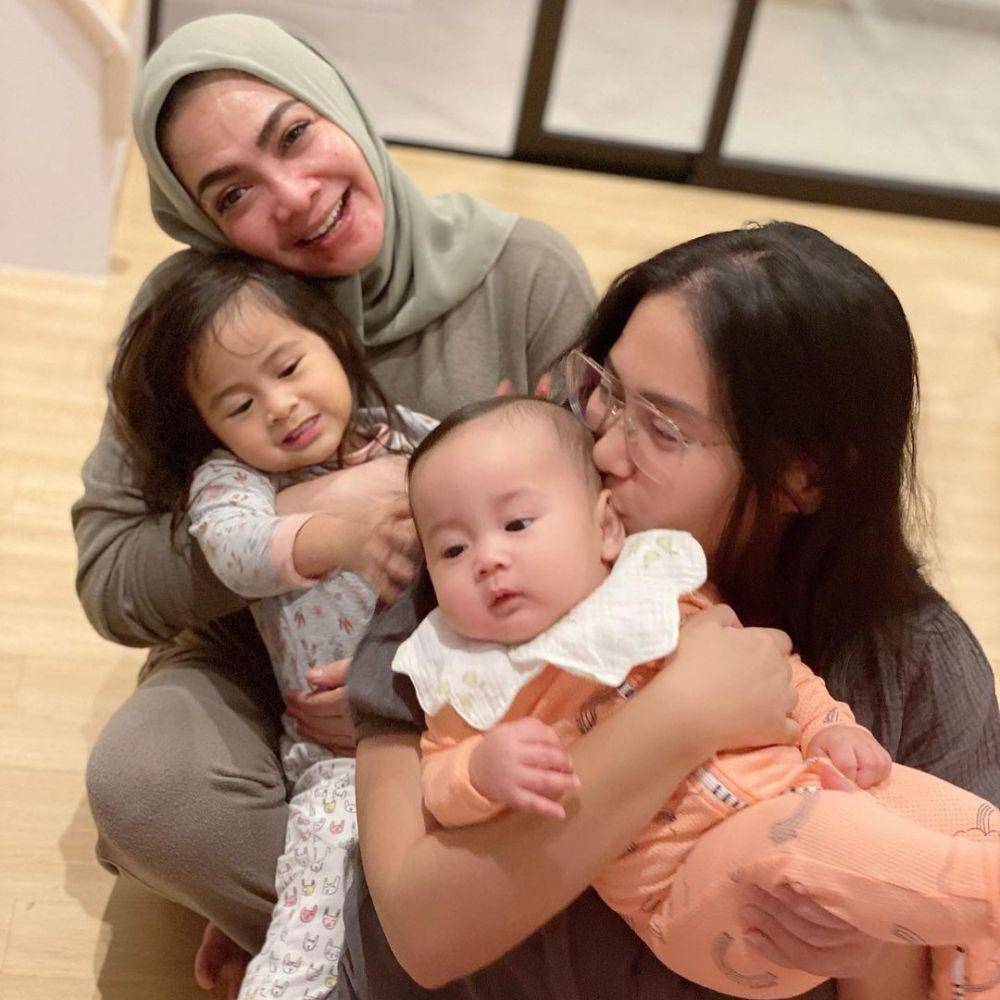 potret Rieta Amilia dan kedua cucunya (instagram.com/rieta_amilia)