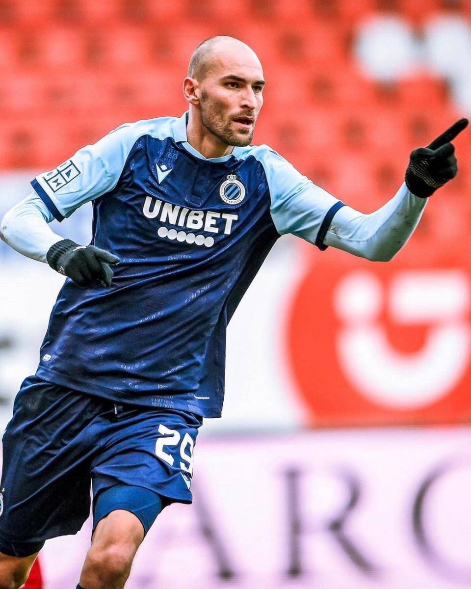 Bas Dost melakukan selebrasi usai mencetak gol untuk Club Brugge. (instagram.com/clubbrugge)