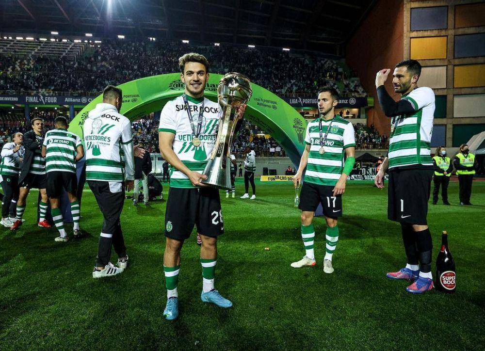 Pedro Goncalves mengangkat trofi Piala Liga Portugal 2022. (instagram.com/pedroogoncalves28)