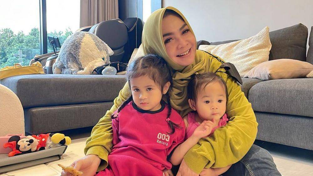 potret Rieta Amilia dan kedua cucunya (instagram.com/rieta_amilia)