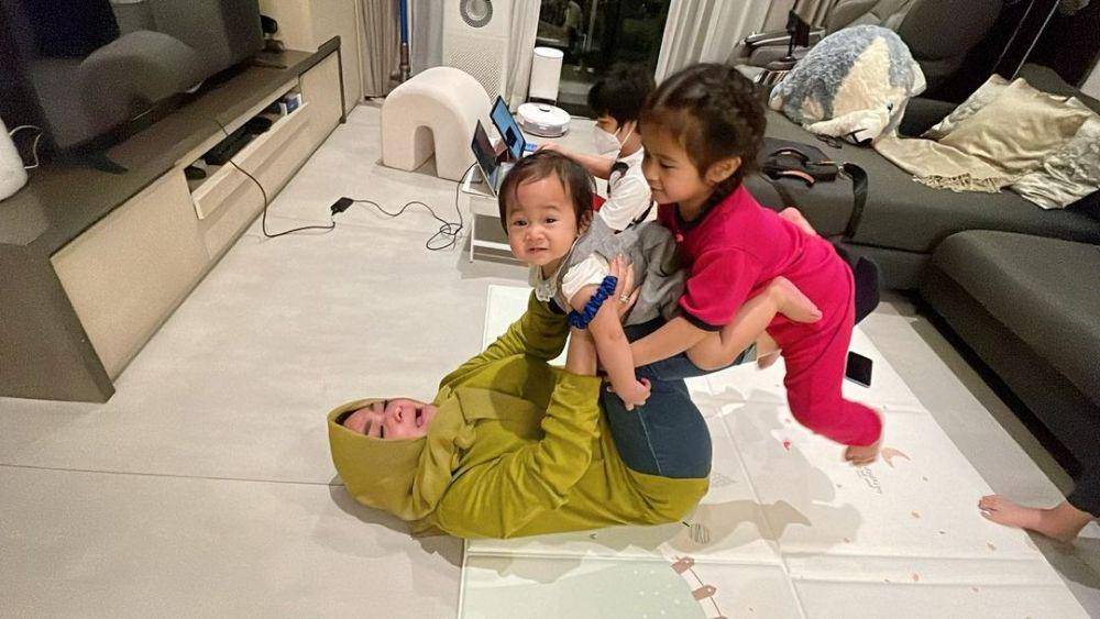 potret Rieta Amilia dan kedua cucunya (instagram.com/rieta_amilia)