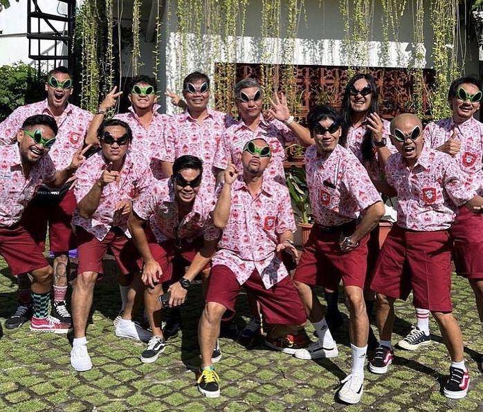 seragam lucu geng the prediksi (instagram.com/andreastaulany)
