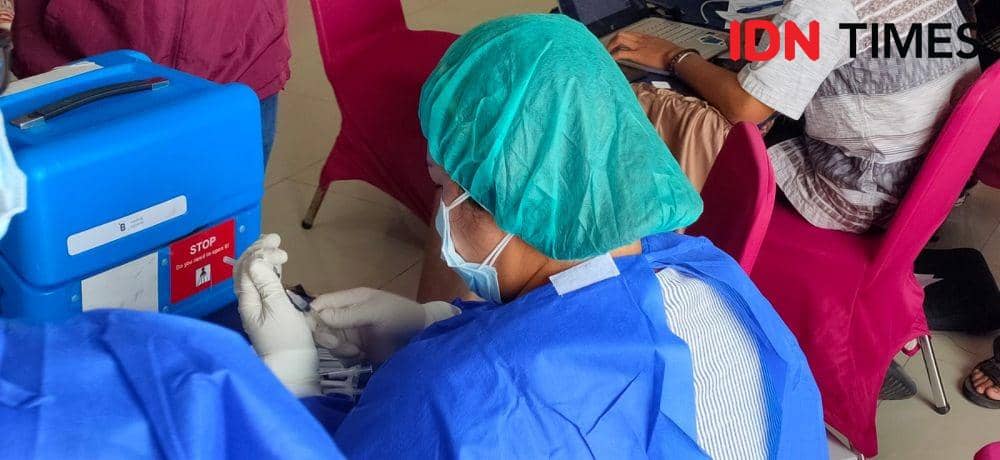 Vaksinasi COVID-19 di Balikpapan Kalimantan Timur, Kamis (28/2/2022). (IDN Times/Hilmansyah)
