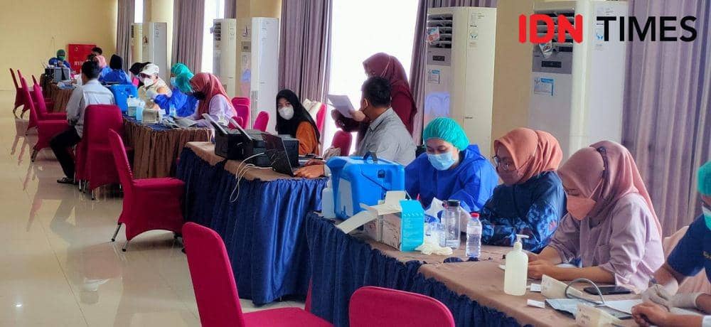 Vaksinasi COVID-19 di Balikpapan Kalimantan Timur, Kamis (28/2/2022). (IDN Times/Hilmansyah)