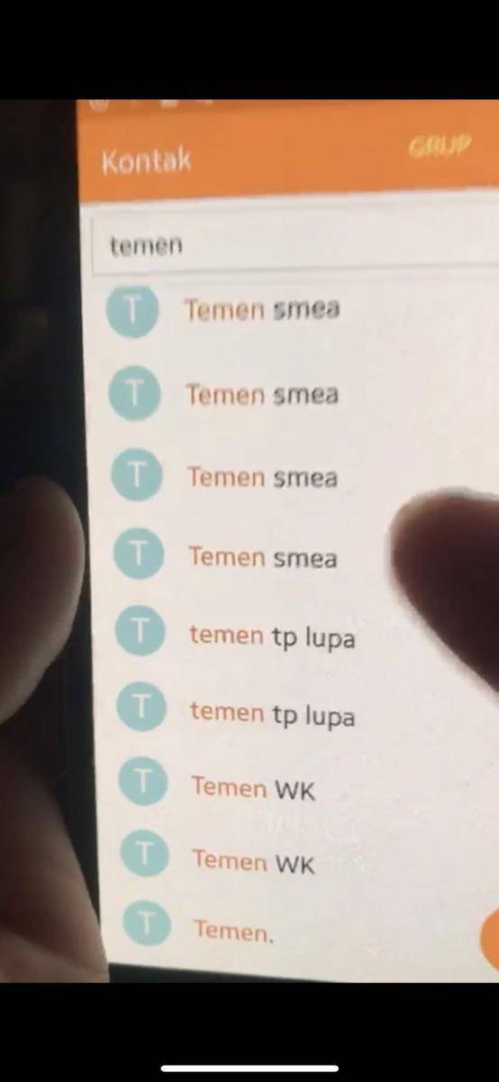 nama kontak HP emak (twitter.com/katarinarwulan)
