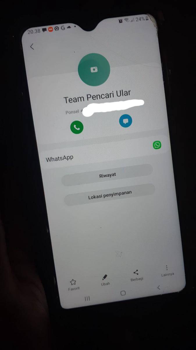 nama kontak HP emak (twitter.com/bungkuskaretin)