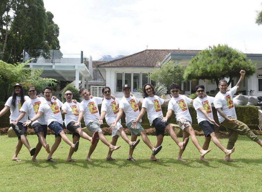 seragam lucu geng the prediksi (instagram.com/stevi.item)
