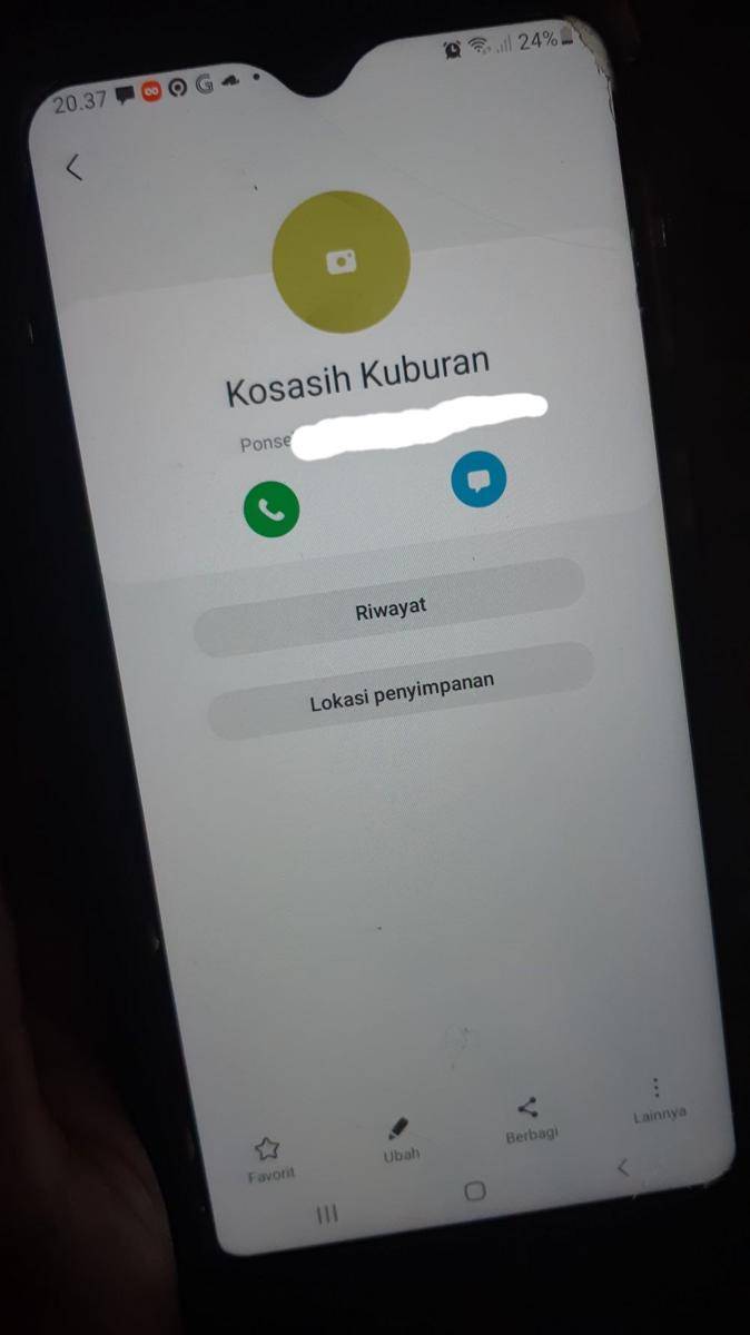 nama kontak HP emak (twitter.com/bungkuskaretin)